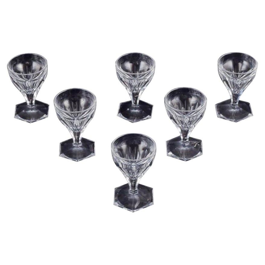 Baccarat, Francia. Un juego de seis copas Art Decó de cristal transparente. Facetado.