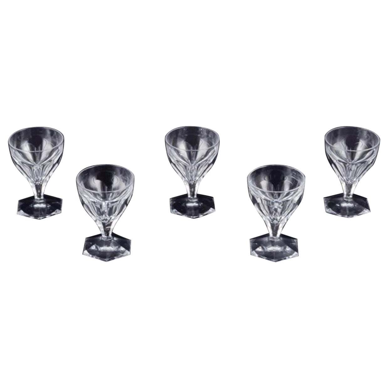 Baccarat, Francia. Un juego de cinco copas Art Decó de cristal transparente. Facetado.