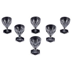 Baccarat, Francia. Un set di sei bicchieri Art Deco in cristallo trasparente. Sfaccettato.