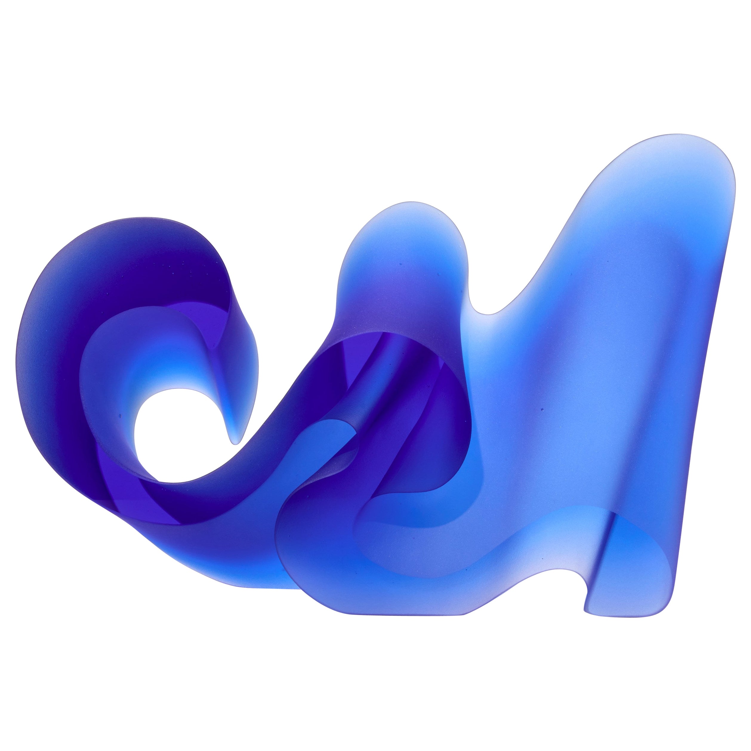 Line Sapphire, escultura abstracta de vidrio colado azul intenso de Karin Mørch