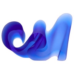 Line Sapphire, escultura abstracta de vidrio colado azul intenso de Karin Mørch