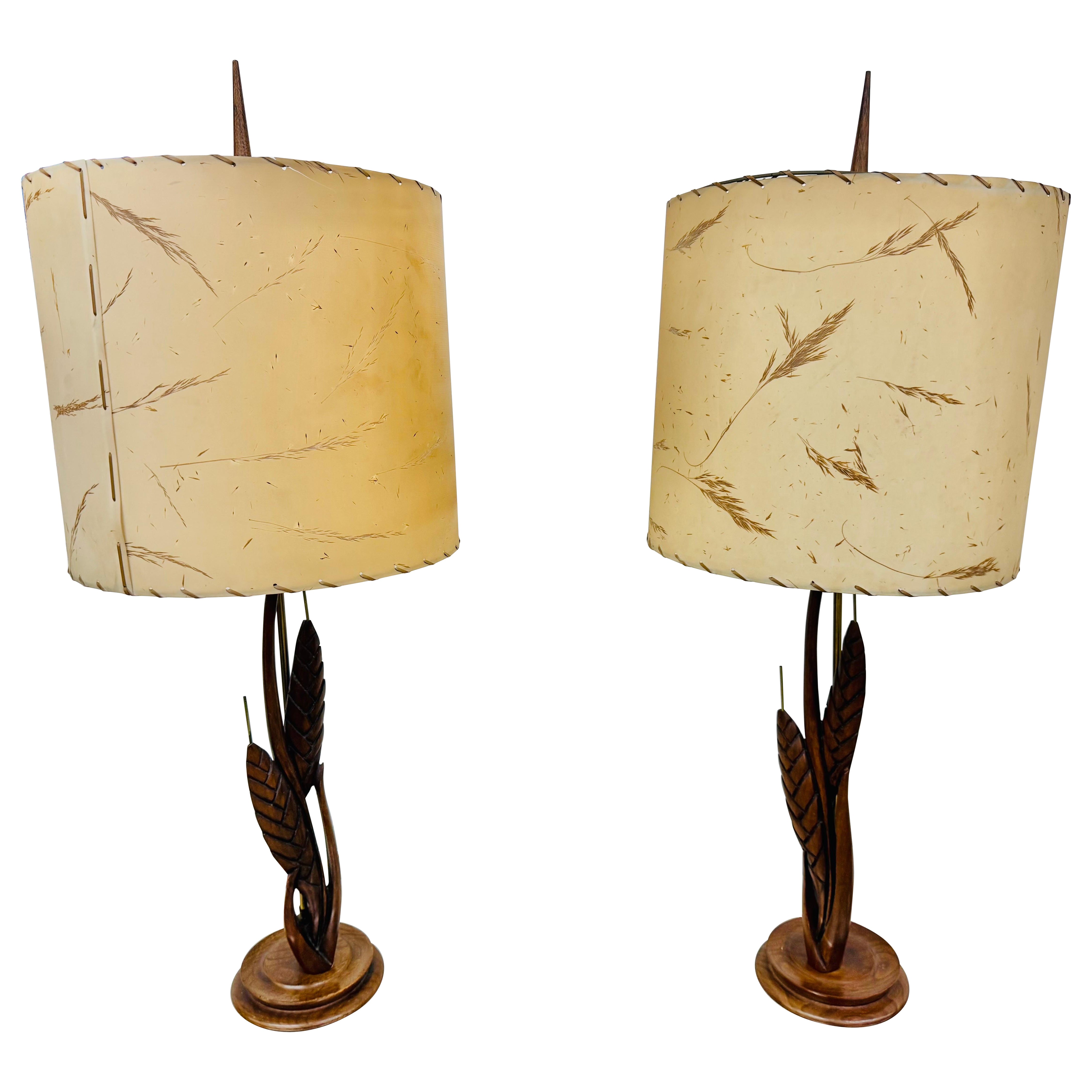 Lampade da tavolo in noce moderne del metà secolo con paralumi originali - Set di 2