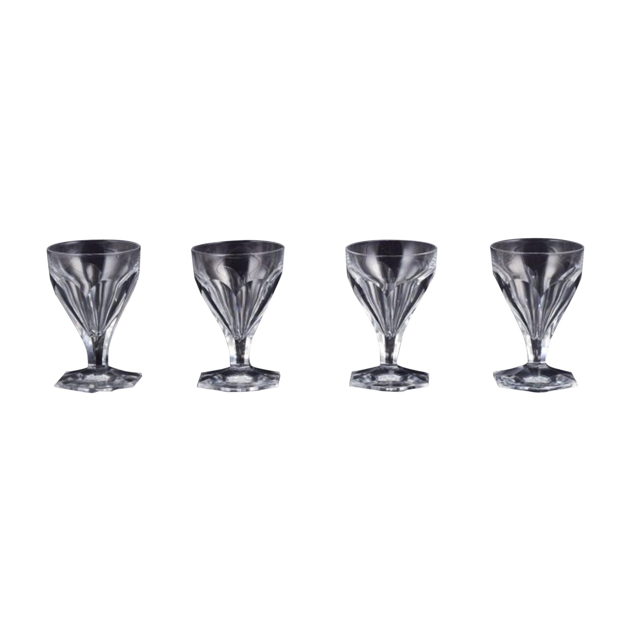 Baccarat, Francia. Un juego de cuatro copas Art Decó de cristal transparente. Facetado.