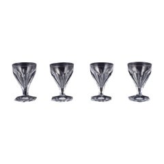 Baccarat, Francia. Un set di quattro bicchieri Art Deco in cristallo trasparente. Sfaccettato.