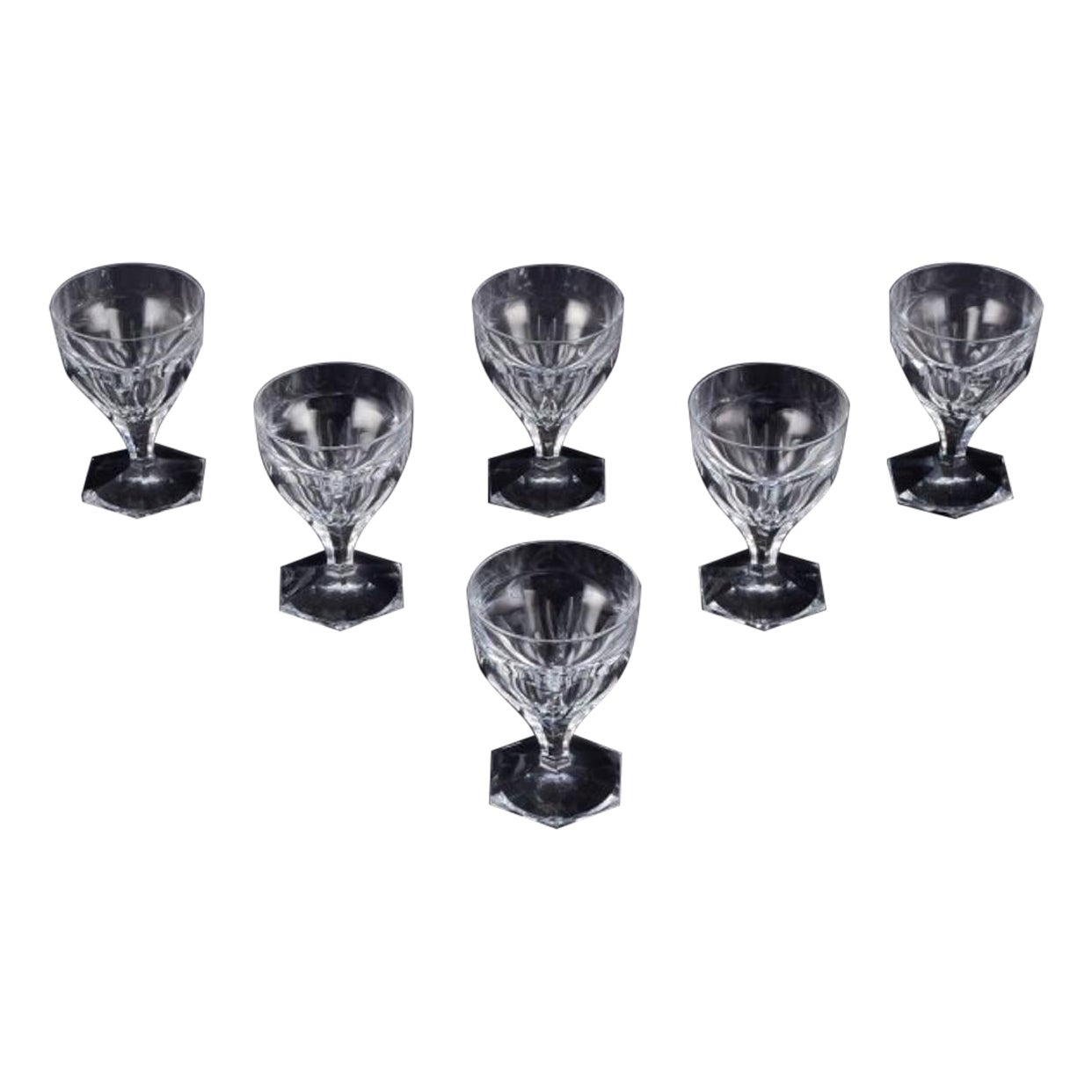Baccarat, Francia. Juego de seis copas de vino tinto Art Decó de cristal transparente.