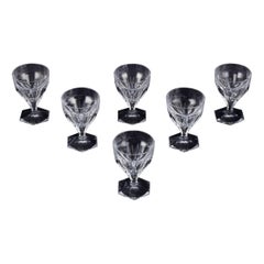 Baccarat, Francia. Juego de seis copas de vino tinto Art Decó de cristal transparente.