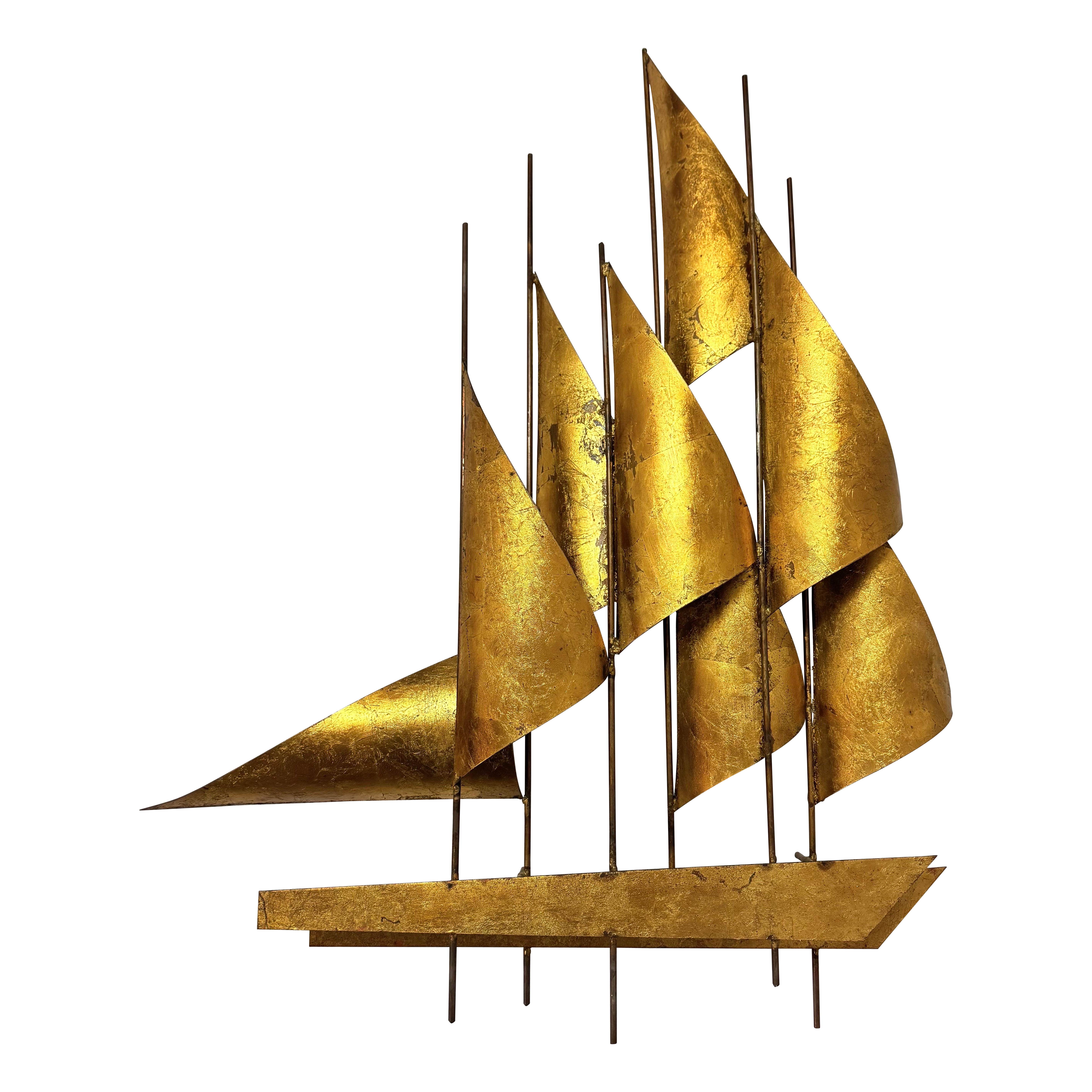 Gran escultura de metal de mediados de siglo de un velero en venta