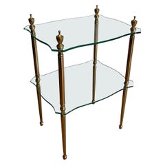 Mesa auxiliar de latón con 2 estantes de cristal. Obra francesa, Maison Jansen Circa 1940