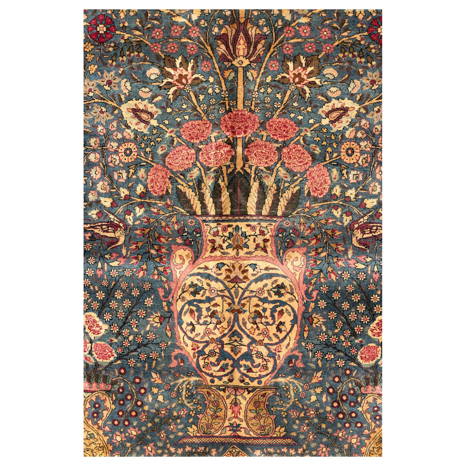 Magnifico tappeto Kerman - Un giardino di eleganza persiana

Porta la bellezza di un giardino persiano reale nella tua casa con questo magnifico tappeto Kerman. Il suo intricato design presenta un paradiso di uccelli, animali e piante in fiore,