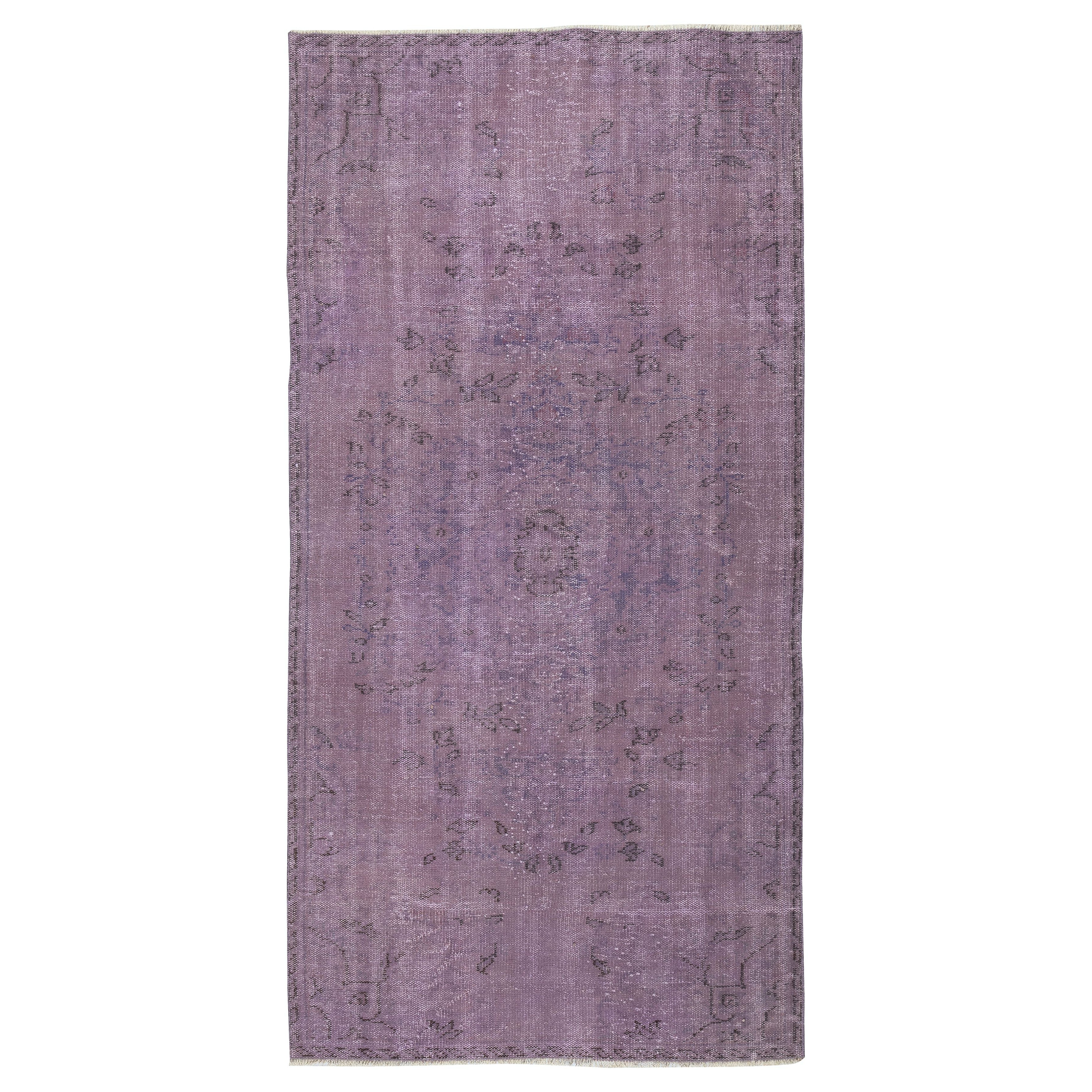 4.5x8.8 Ft Vintage Handmade Turkish Rug teed in Purple Color for Modern Interior (tapis turc vintage fait à la main et teint en violet pour un intérieur moderne)