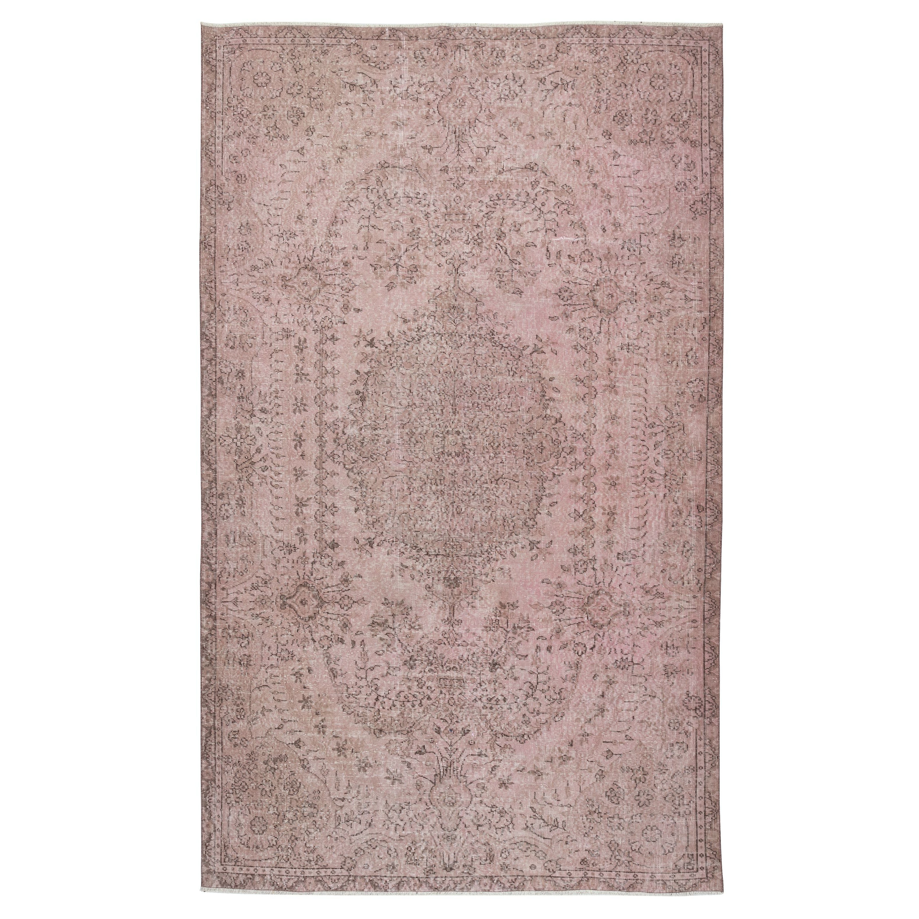6x10 Ft Vintage Handmade Turkish Rug Over-Dyed in Pink for Modern Interiors (Tapis turc vintage fait main teinté en rose pour les intérieurs modernes)