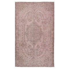 6x10 Ft Vintage Handmade Turkish Rug Over-Dyed in Pink for Modern Interiors (Tapis turc vintage fait main teinté en rose pour les intérieurs modernes)