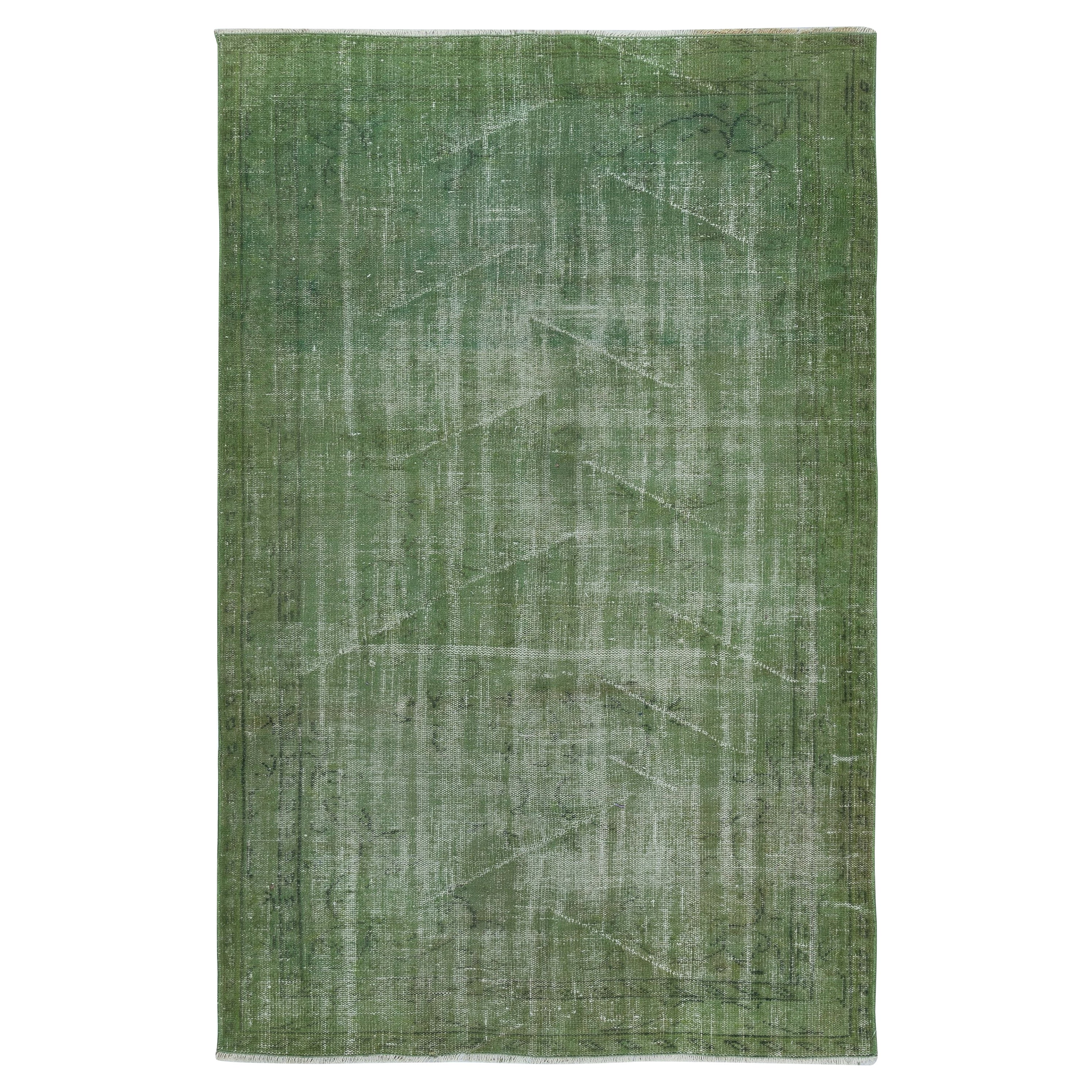 5x7.7 Ft Modern Handmade Wool Area Rug Overdyed in Green, Distressed Turkish Rug (tapis turc en détresse) en vente