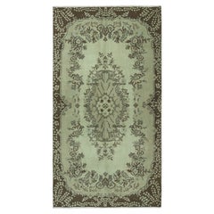 Tappeto turco moderno fatto a mano di 3,8x6,8 piedi in verde. Tappeto d'accento con design a medaglione