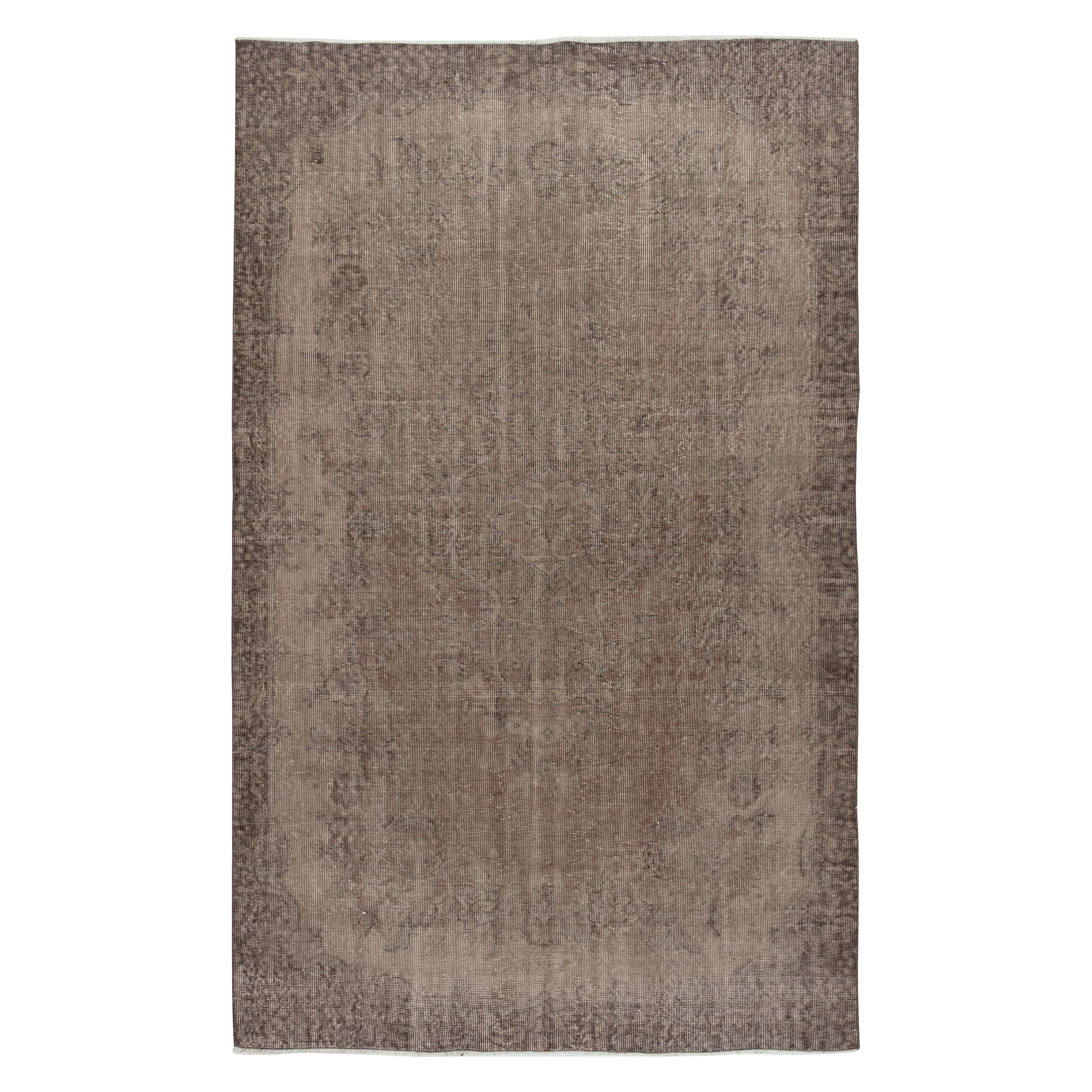 Tappeto vintage fatto a mano di 5,6x9 piedi dalla Turchia. Tappeto moderno a pelo basso sovratinto in marrone