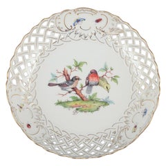 Meissen, Allemagne. Grand bol ouvert en porcelaine avec motif d'oiseaux et d'insectes