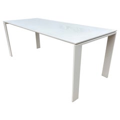 Tavolo da interno/esterno Kartell disegnato da Ferruccio Laviani