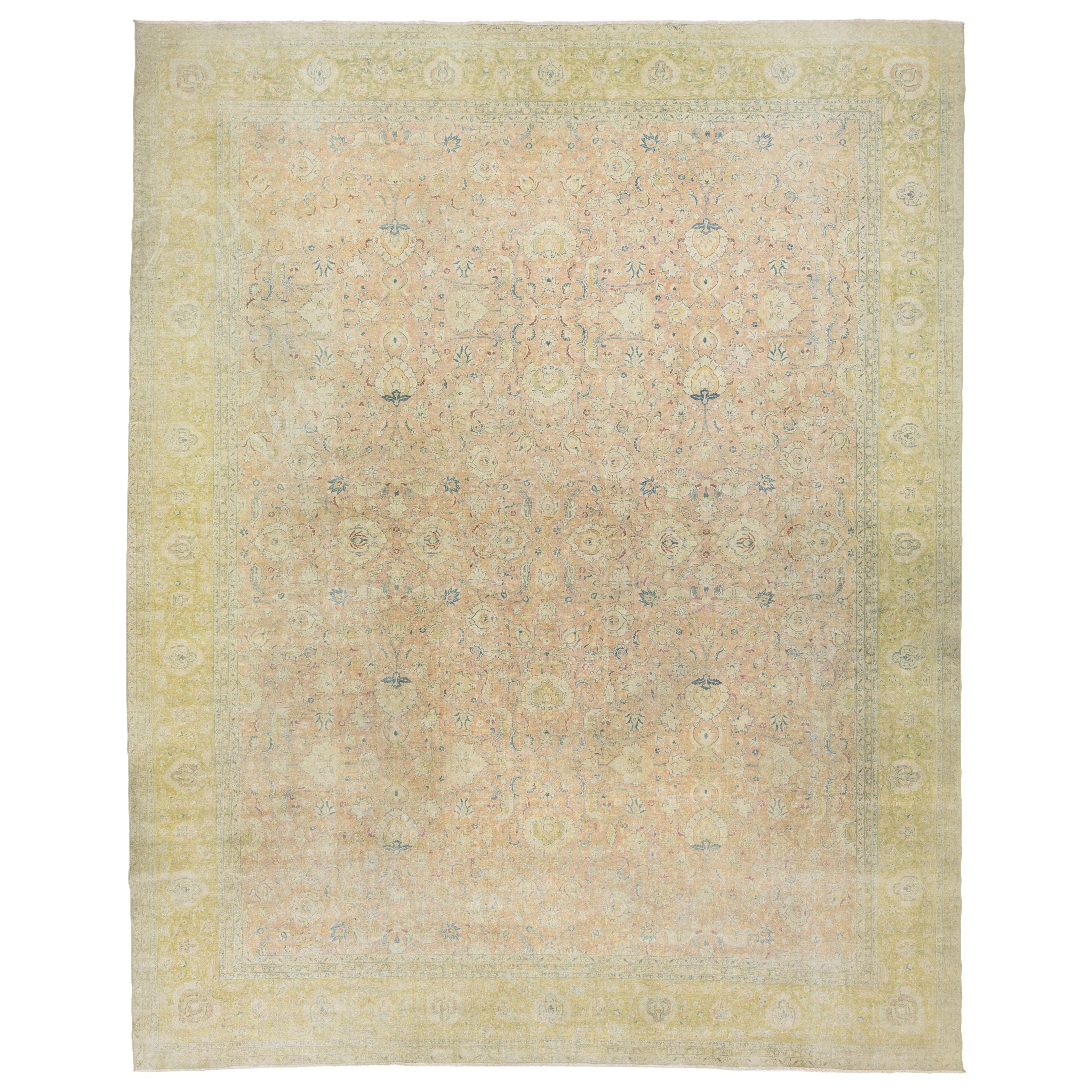 Surdimensionné  Tapis persan antique Tabriz en laine brun clair et vert avec motif floral
