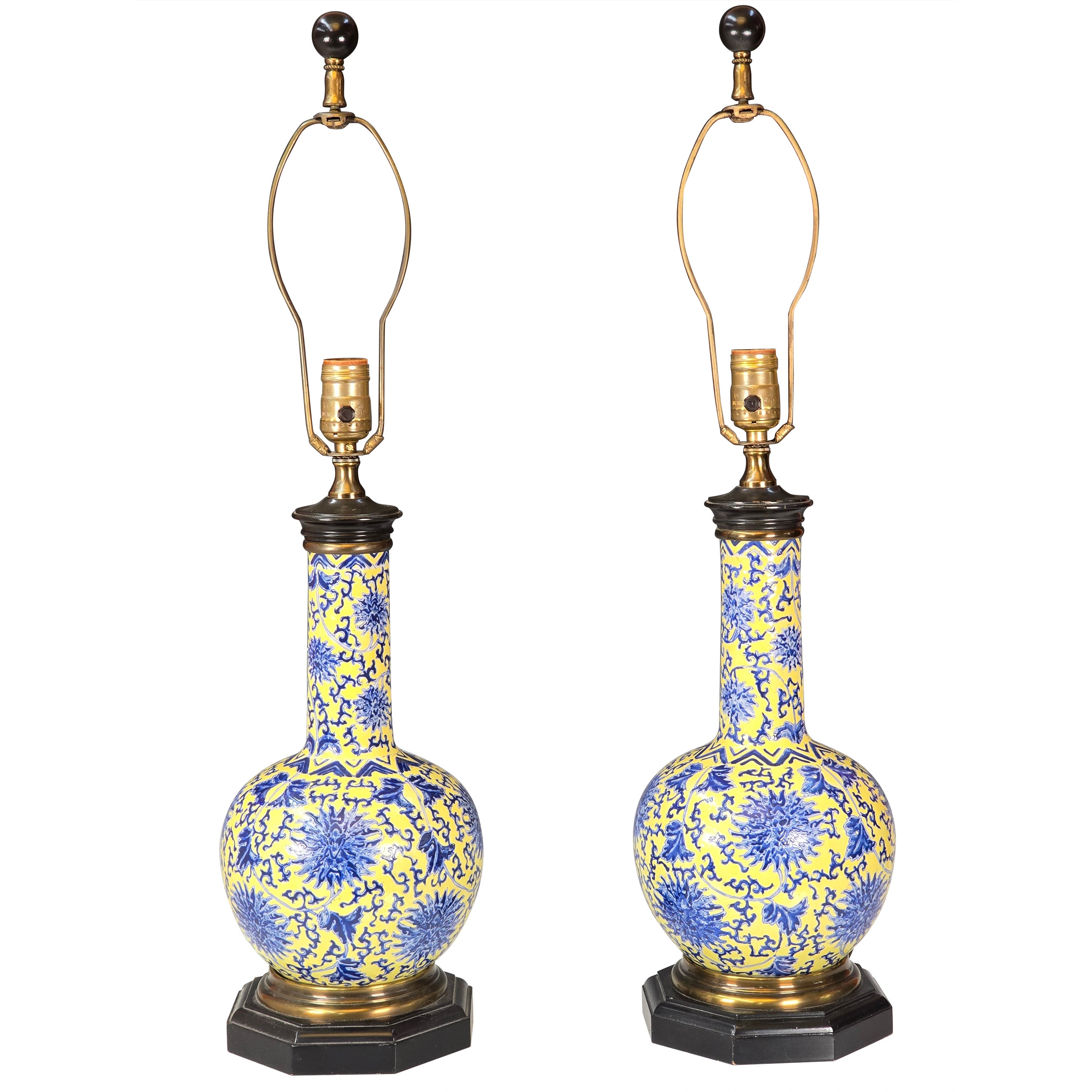 Paire de lampes chinoises à fond jaune et bleu sous glaçure en vente