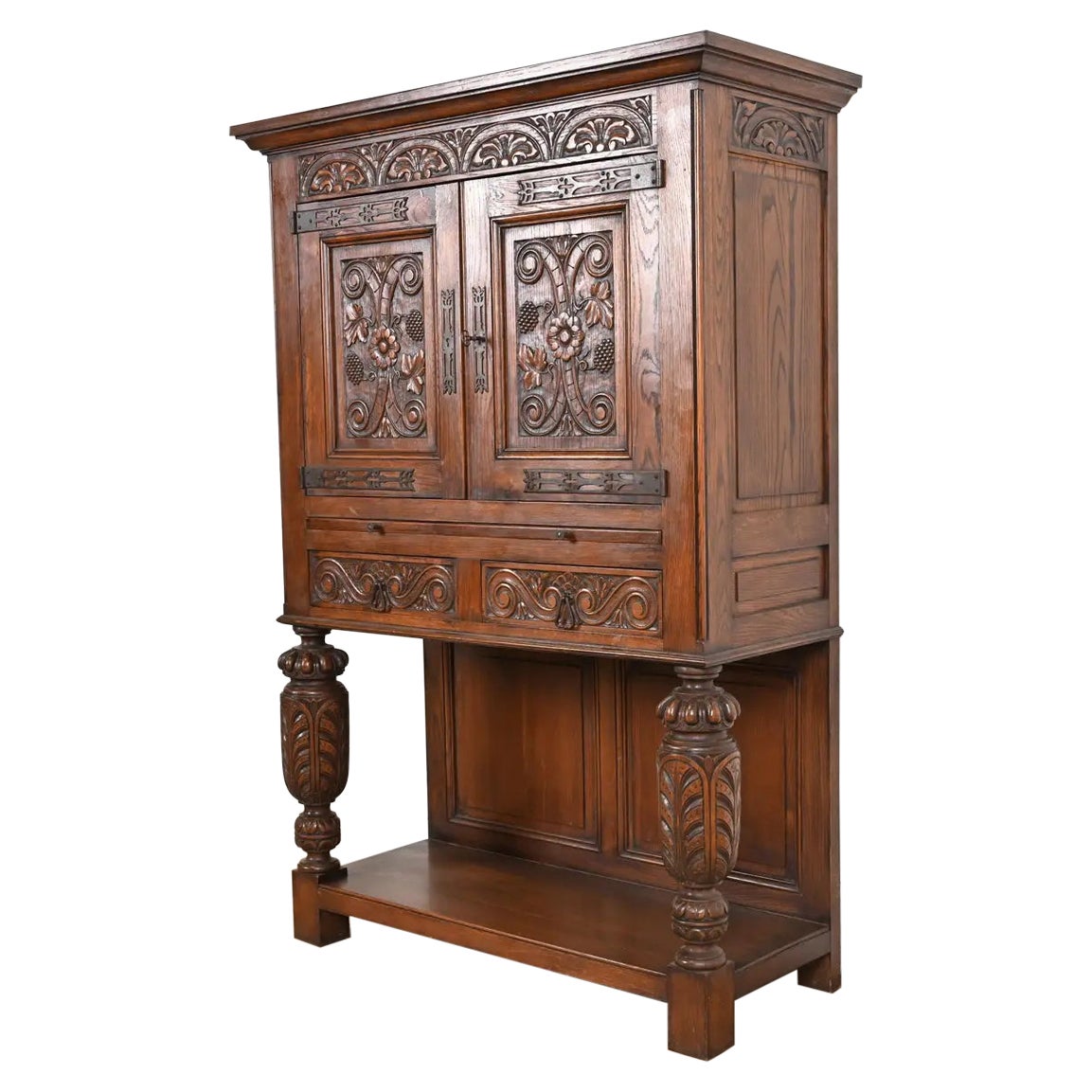 R. Cabinet de bar en chêne sculpté de style anglais Jacobean, vers 1900