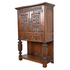 R. Cabinet de bar en chêne sculpté de style anglais Jacobean, vers 1900