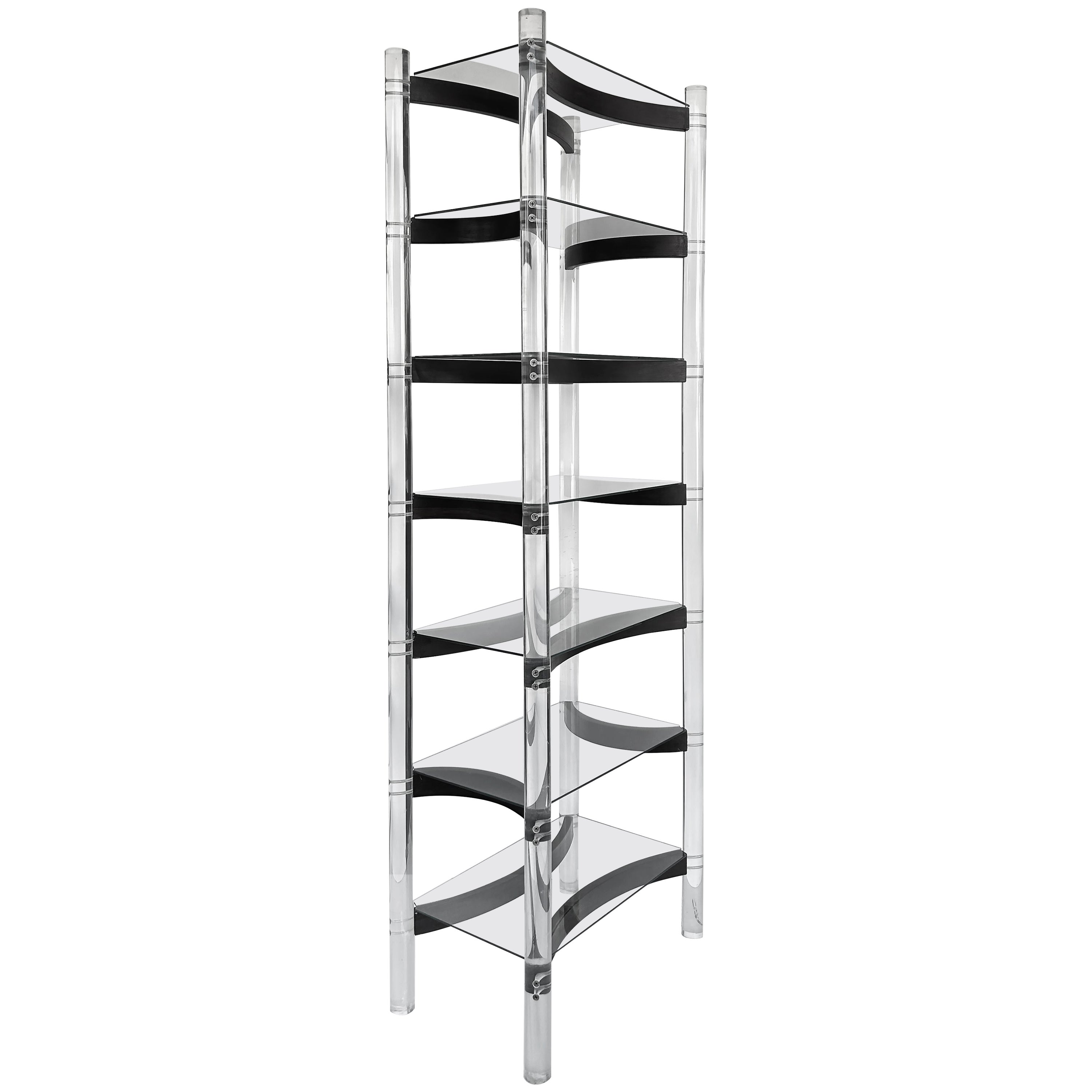 Etagere-Vitrinenschrank aus Lucite, Holz und Glas mit geschwungenen Regalstützen aus der Mitte des Jahrhunderts im Angebot