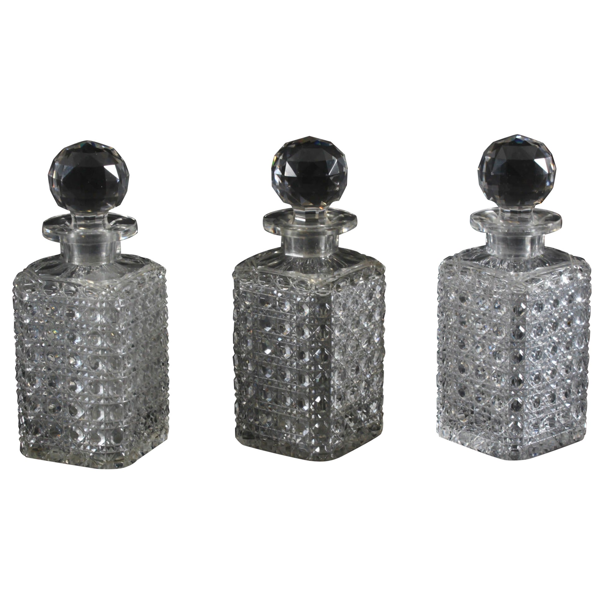 Antiker Satz von drei Edwardianischen Kristallkaraffen mit Hobnail-Schliff 20. Jahrhundert im Angebot