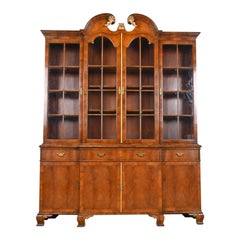 Librería georgiana de caoba flameada tallada y dorada estilo Baker Furniture