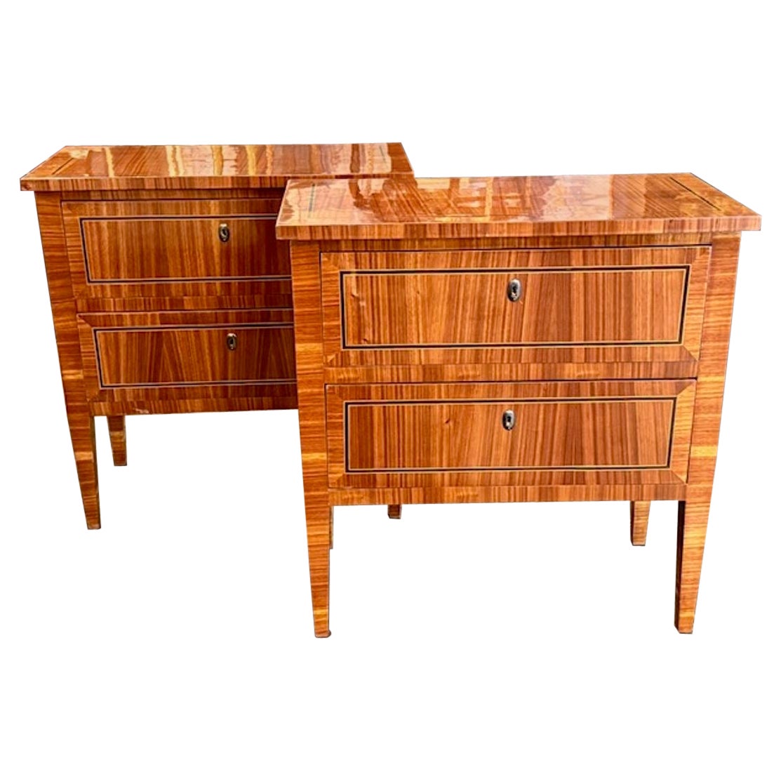 Paar italienische Tische mit Intarsien aus Nussbaum im neoklassizistischen Stil im Angebot