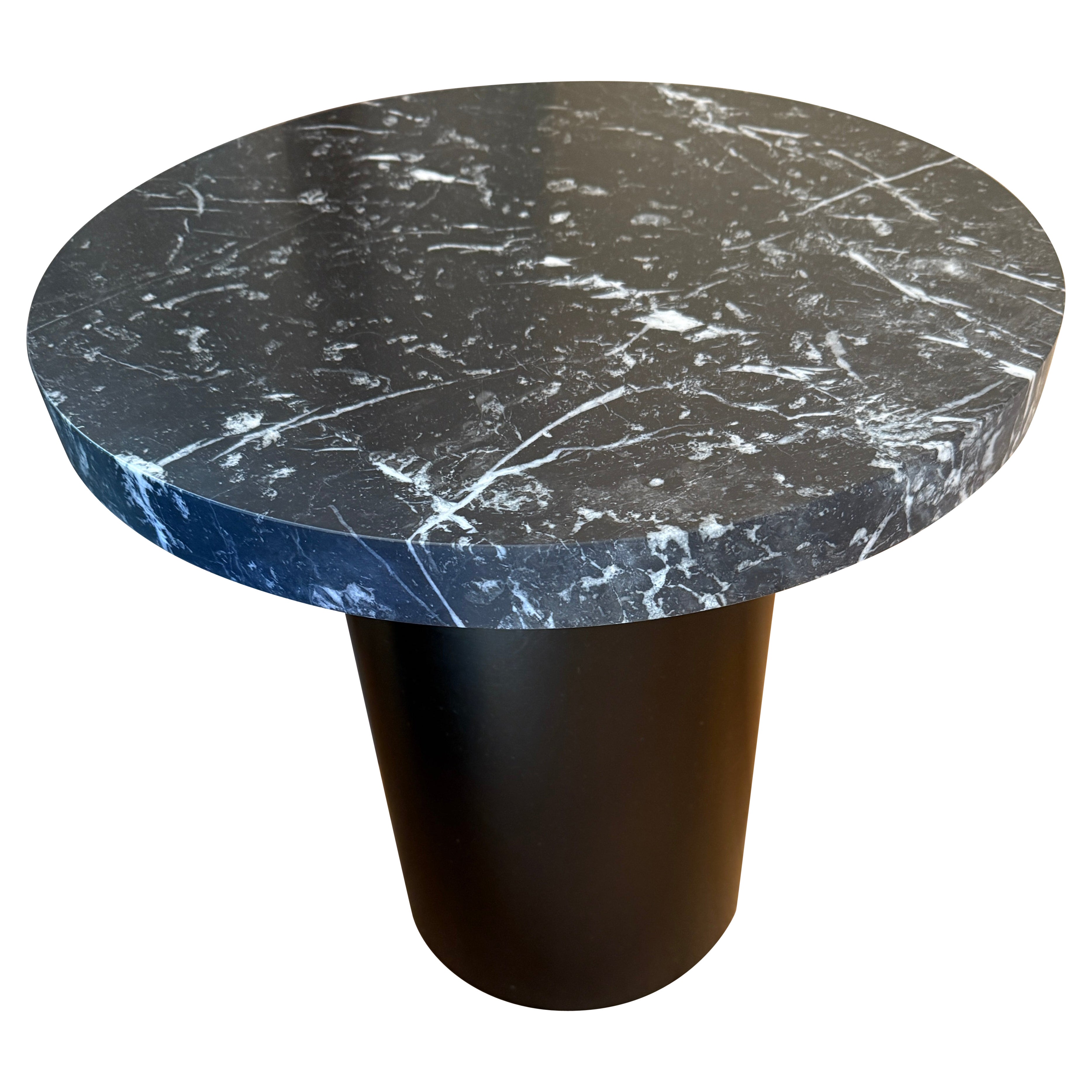 Mesa auxiliar Enoki con tapa de mármol negro  por Philipp Mainzer en Stock