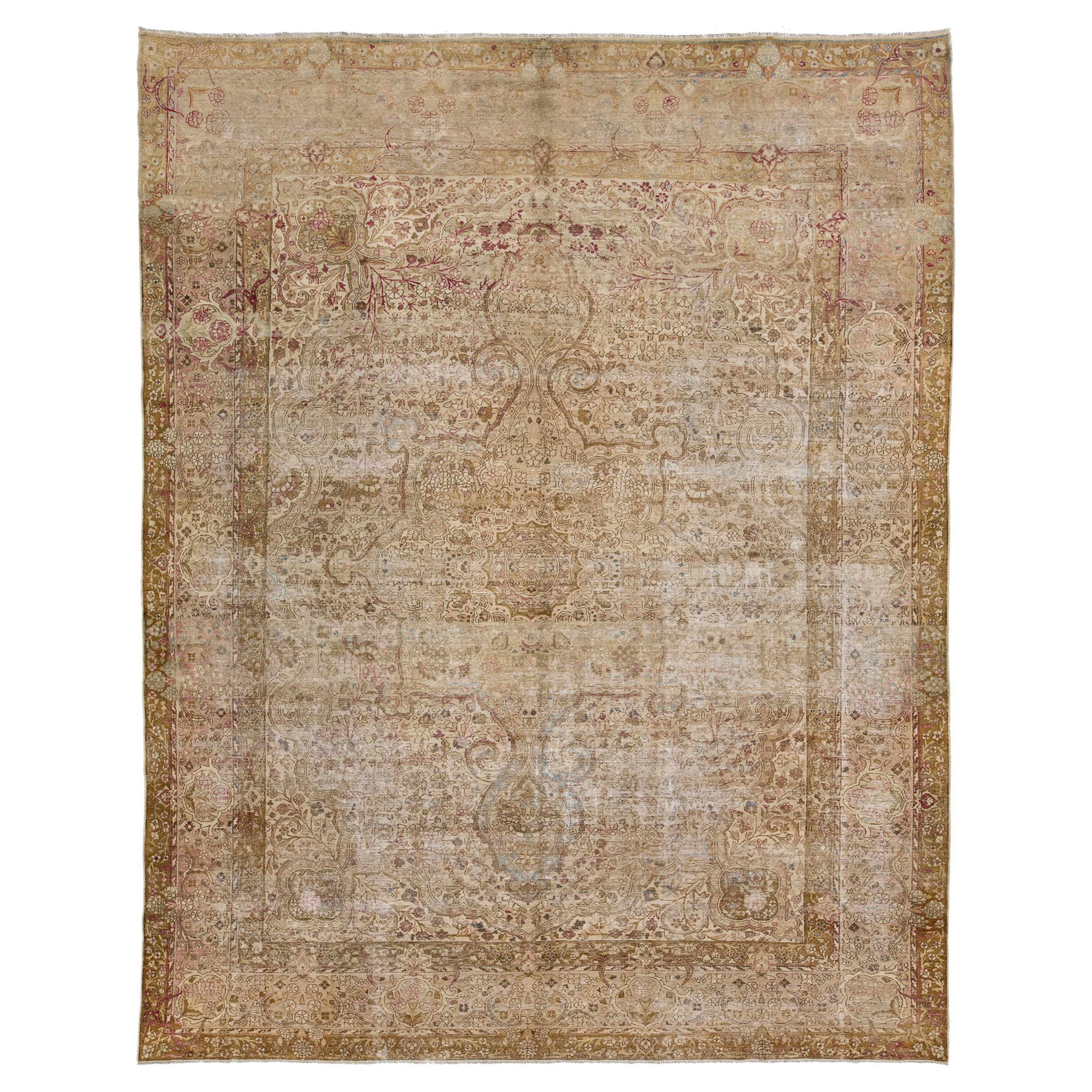 Tapis persan ancien Kerman en laine conçu à la main en beige en vente