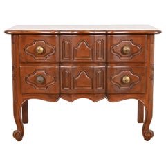 Baker Furniture Cómoda italiana provincial Luis XV de nogal, repintada