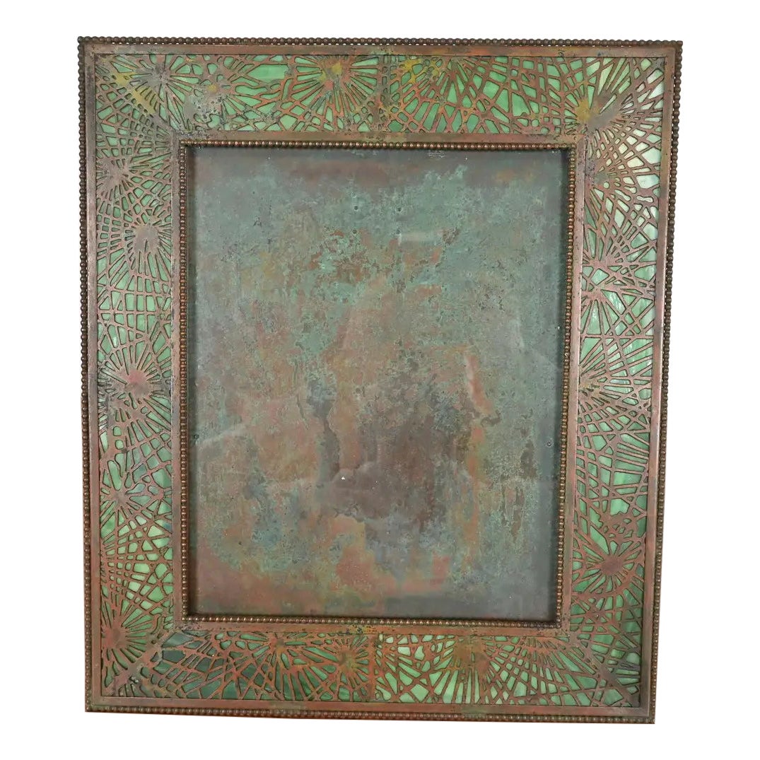 Marco Tiffany Studios Nueva York Bronce aguja de pino y vidrio verde escoria
