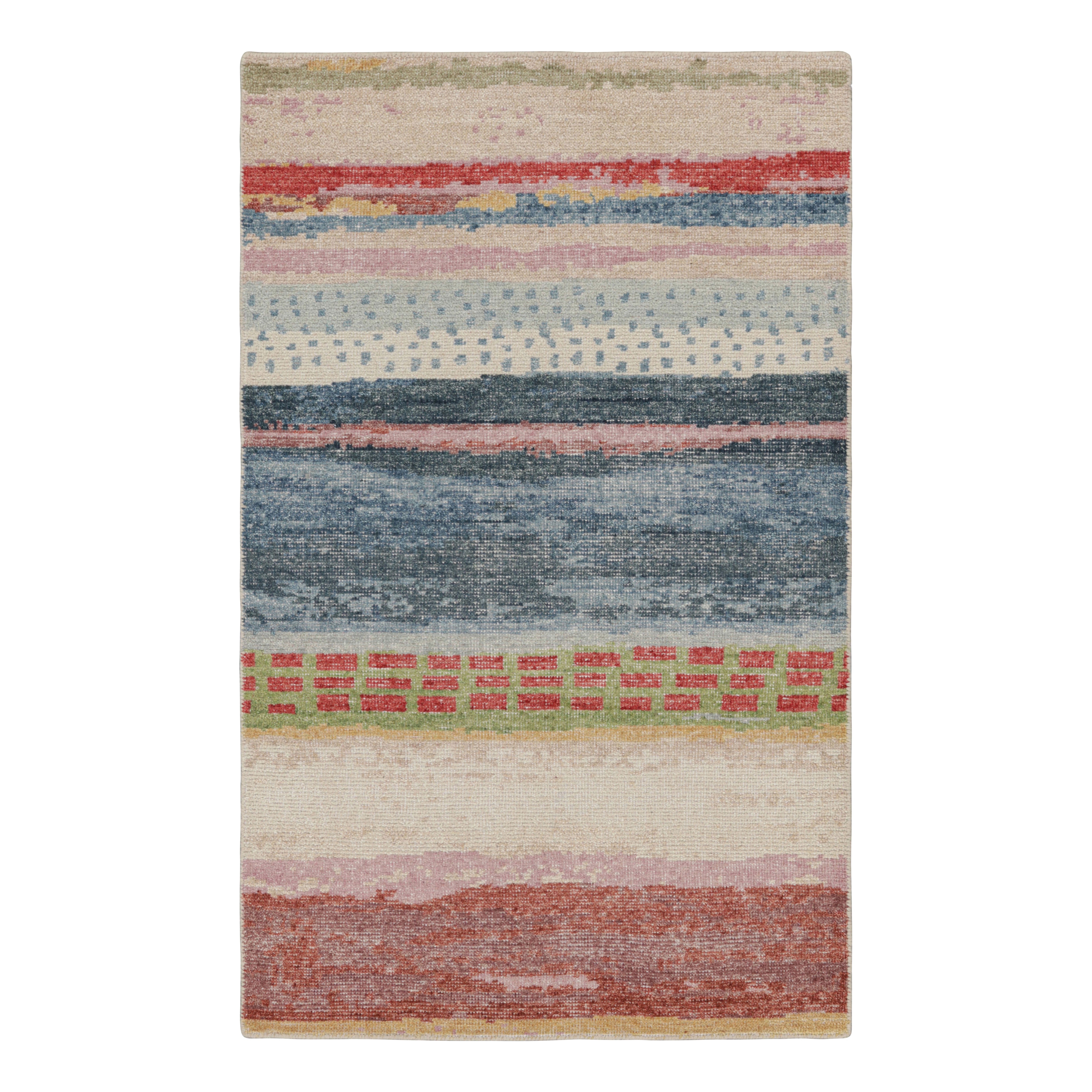 Rug & Kilim's Distressed Contemporary Abstract Art Rug in Polychromatic Pattern (tapis d'art abstrait contemporain vieilli à motifs polychromes)