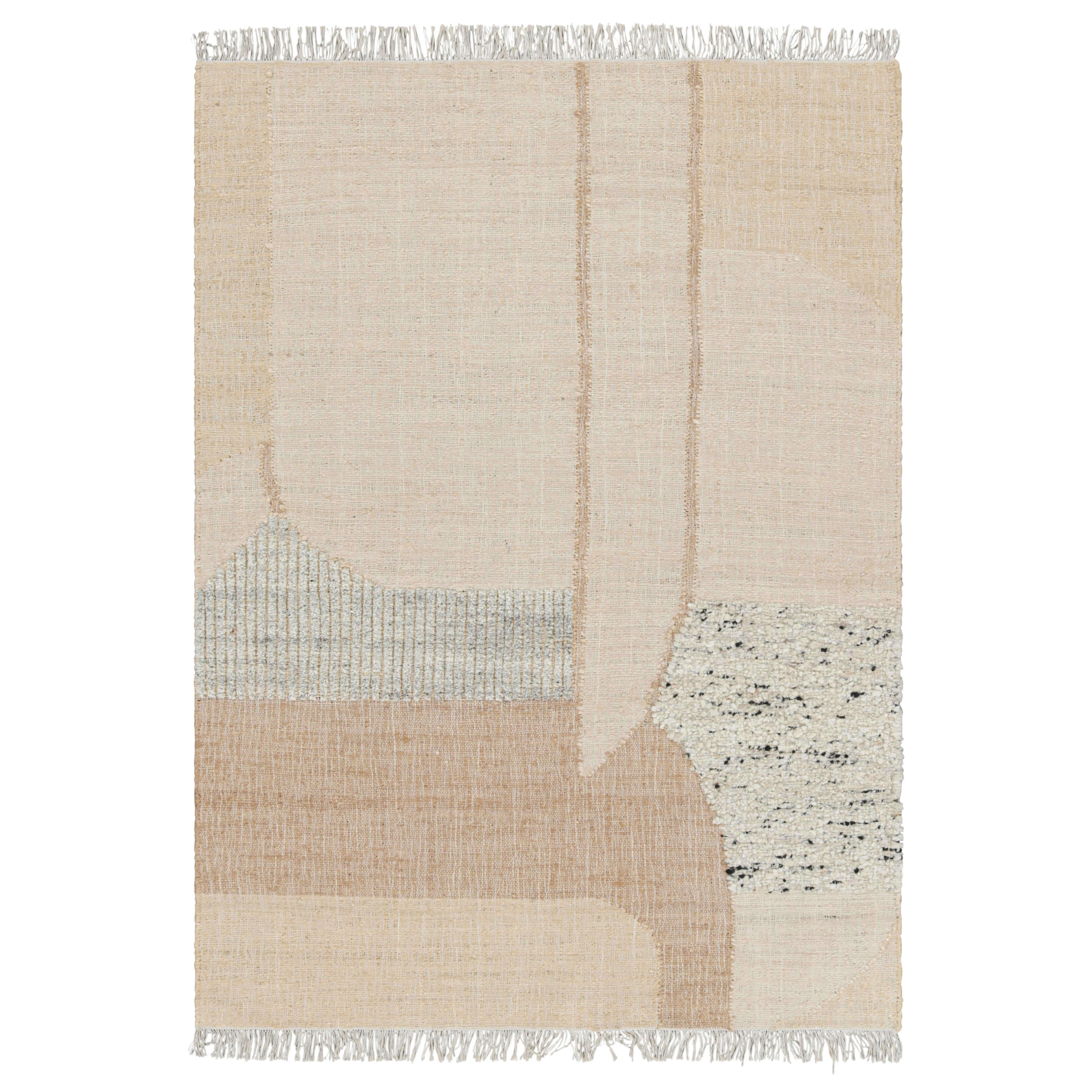 Tejido plano abstracto de Rug & Kilim con motivos geométricos en crema y beige en venta