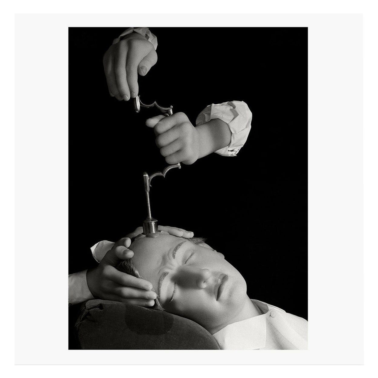 Herbert List "Trepanation (Skull Operation)" Stampa incorniciata con timbro dell'azienda, 1944 in vendita
