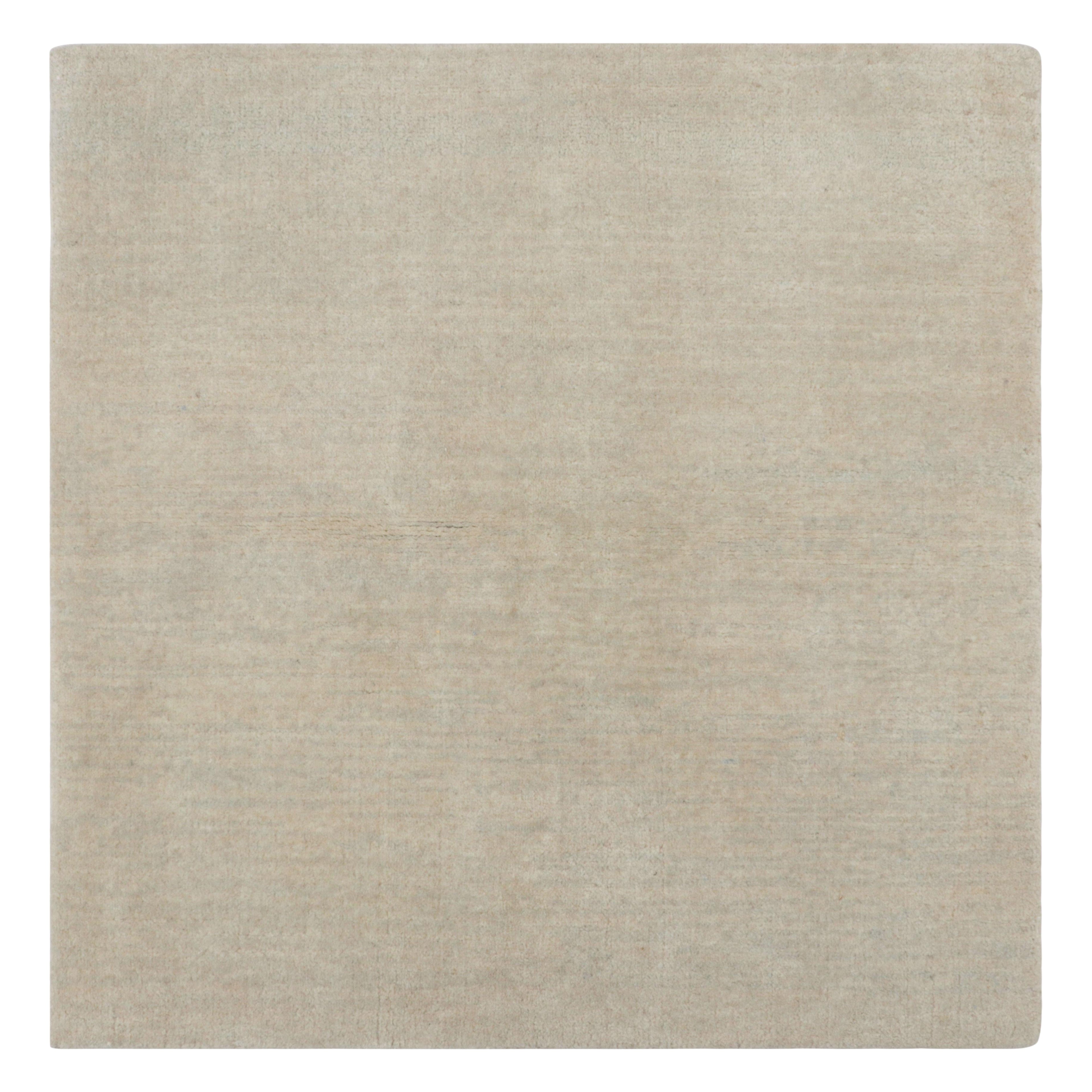 Rug & Kilim's Contemporary Textural Solid Rug in Beige-Braun & Creme mit Schlieren im Angebot