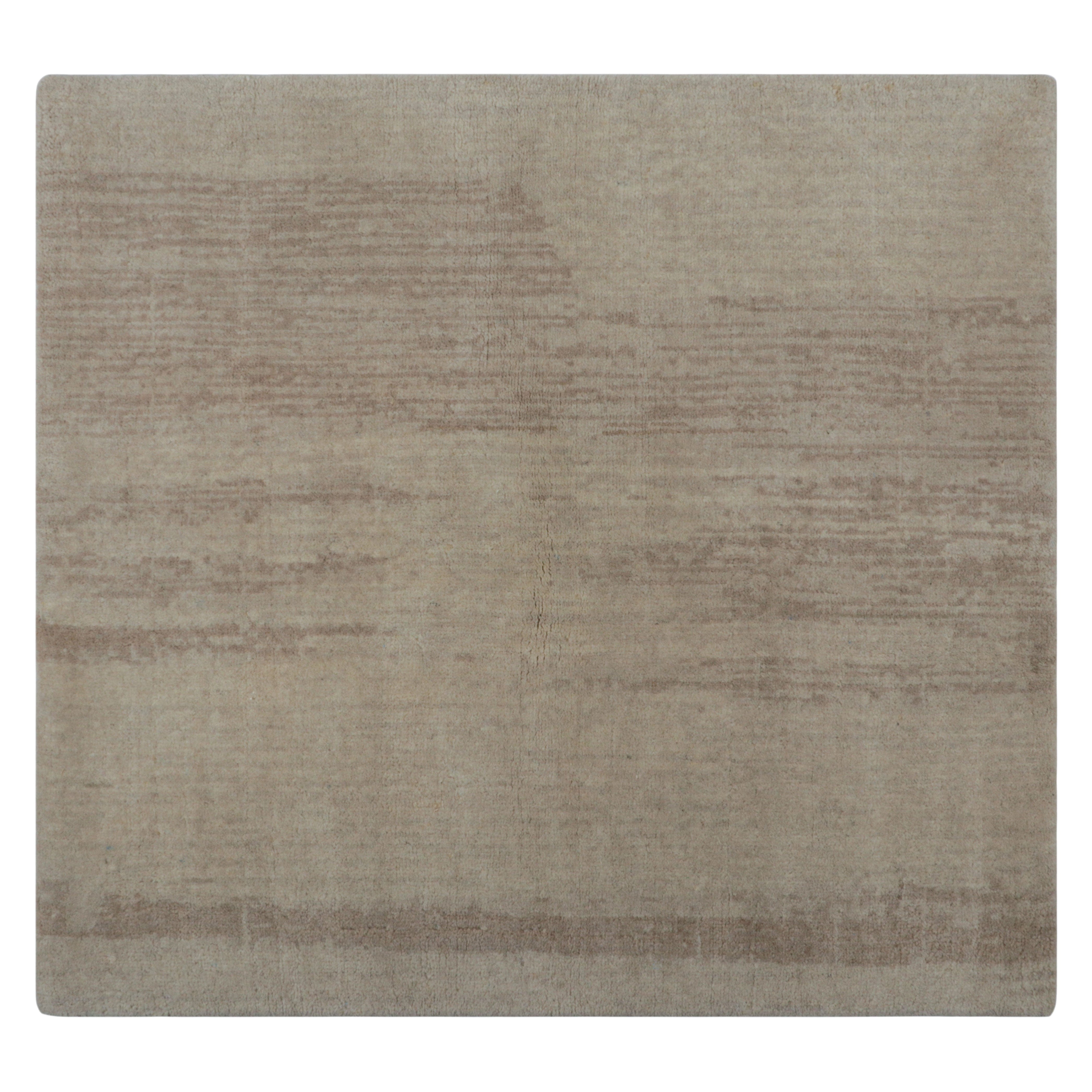 Rug & Kilim's Contemporary Textural Solid Rug in Beige-Braun & Creme mit Schlieren