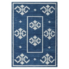 Rug & Kilim's Contemporary Dhurrie Rug in Blue with White Geometric Medallions (tapis contemporain Dhurrie en bleu avec des médaillons géométriques blancs)