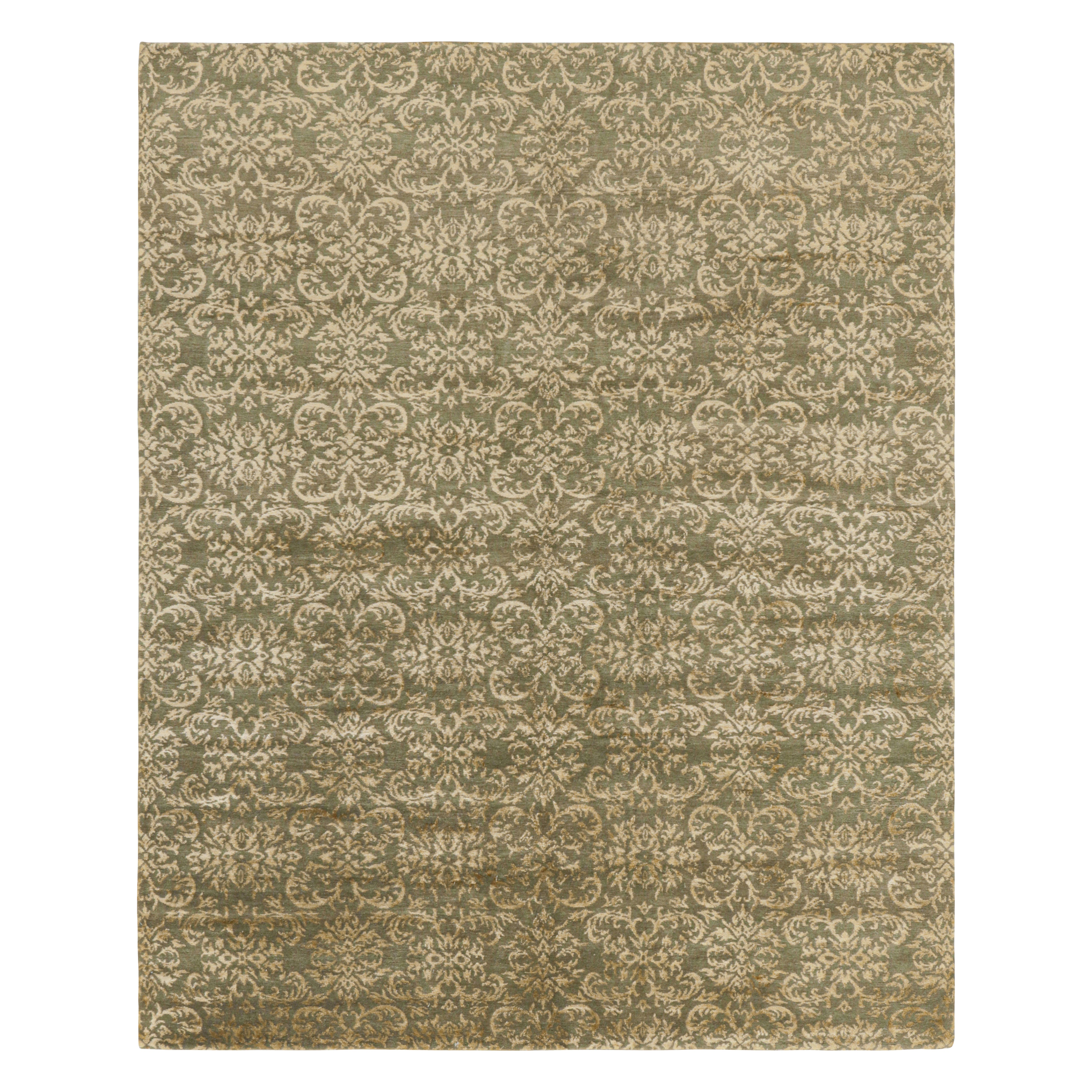 Rug & Kilim's europäischer Teppich in Grün mit arabesken Mustern in Beige-Creme-Tönen