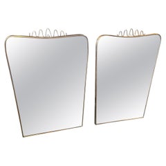 Dos icónicos espejos de pared de latón de la modernidad de mediados de siglo de los años 50 atribuidos a Gio Ponti