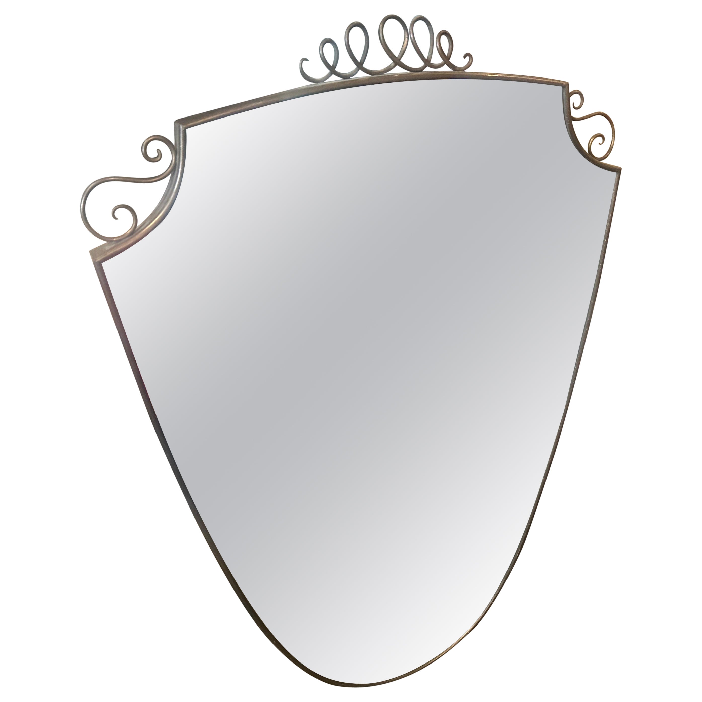 Espejo de pared en forma de escudo de latón macizo estilo Gio Ponti de mediados de siglo XX