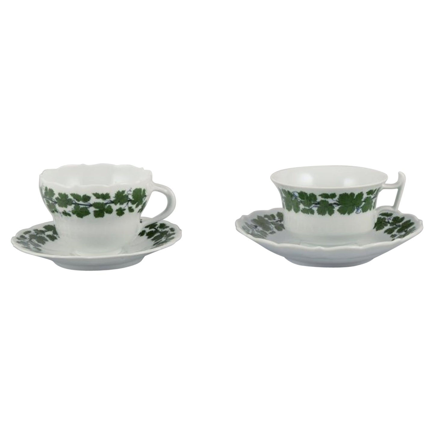 Meissen, Alemania, Vid de hiedra verde, dos grandes tazas de desayuno con platillos. en venta