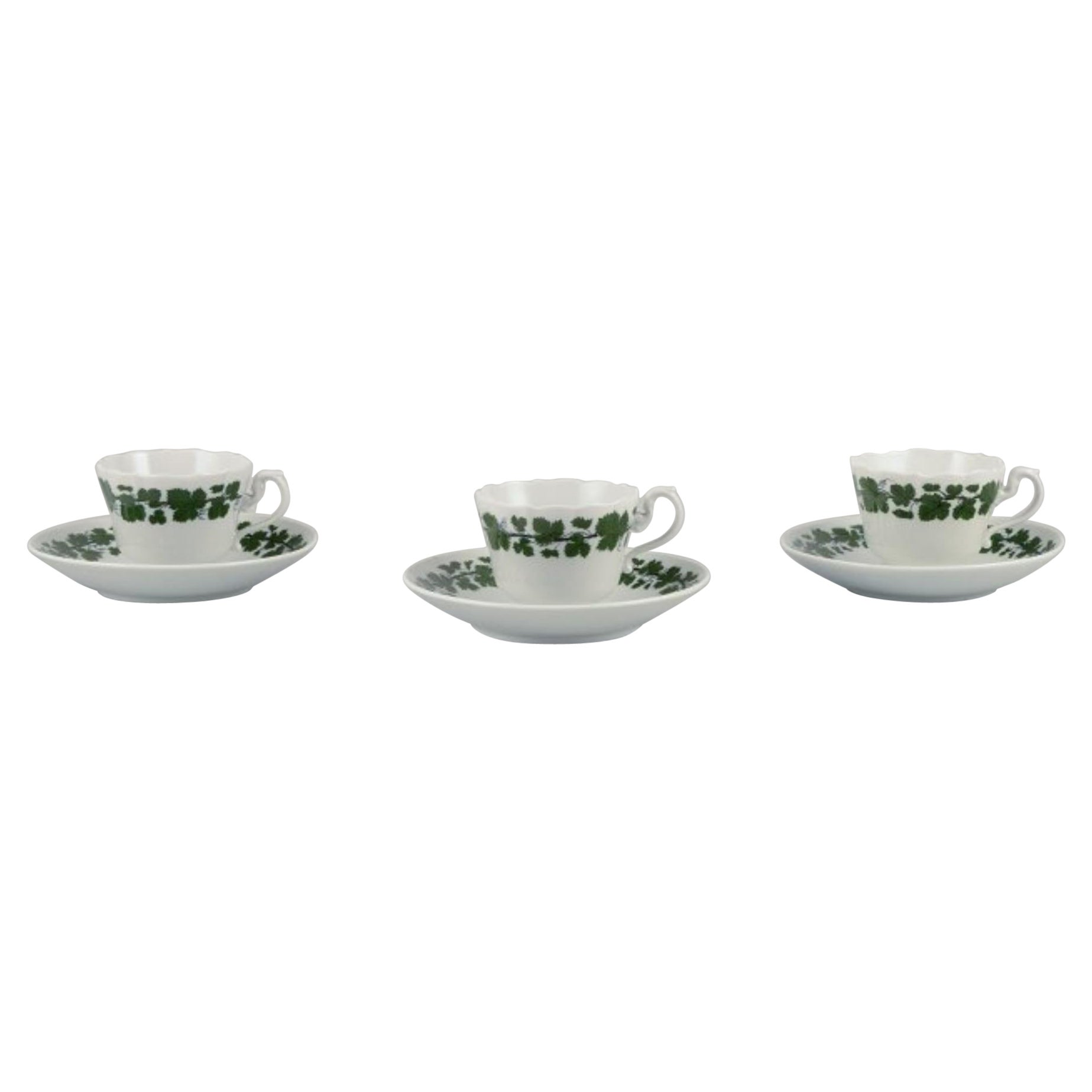 Meissen, Alemania, Vid de hiedra verde, tres tazas de café con platillos.