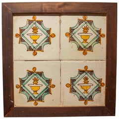 Panneau des années 1950 composé de quatre carreaux anciens à motifs décoratifs