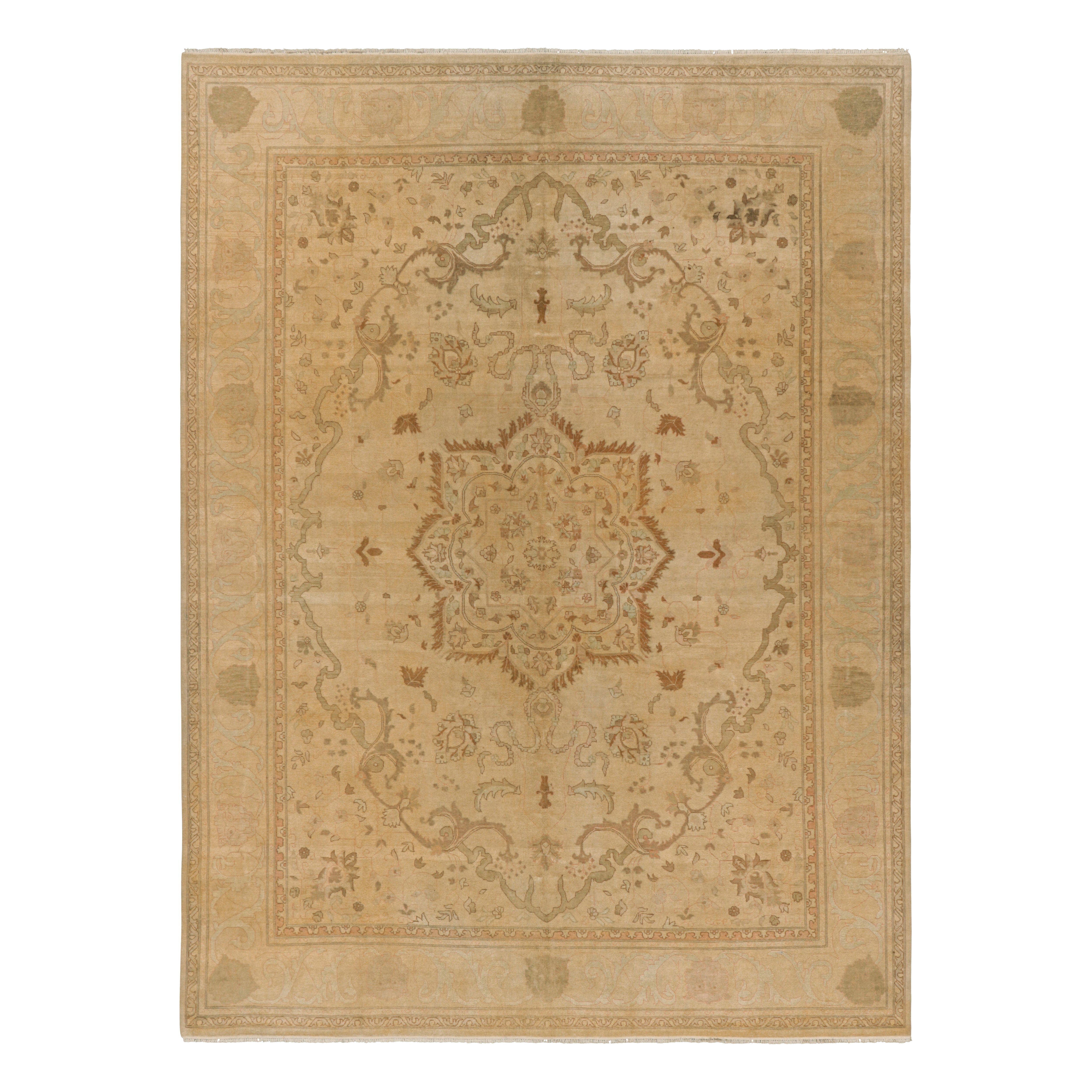 Alfombra estilo Oushak de Rug & Kilim en dorado y marrón con medallón floral