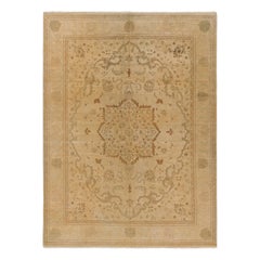 Rug & Kilim's Oushak Style Rug in Gold and Brown with Floral Medallion (tapis de style Oushak en or et en brun avec médaillon floral)