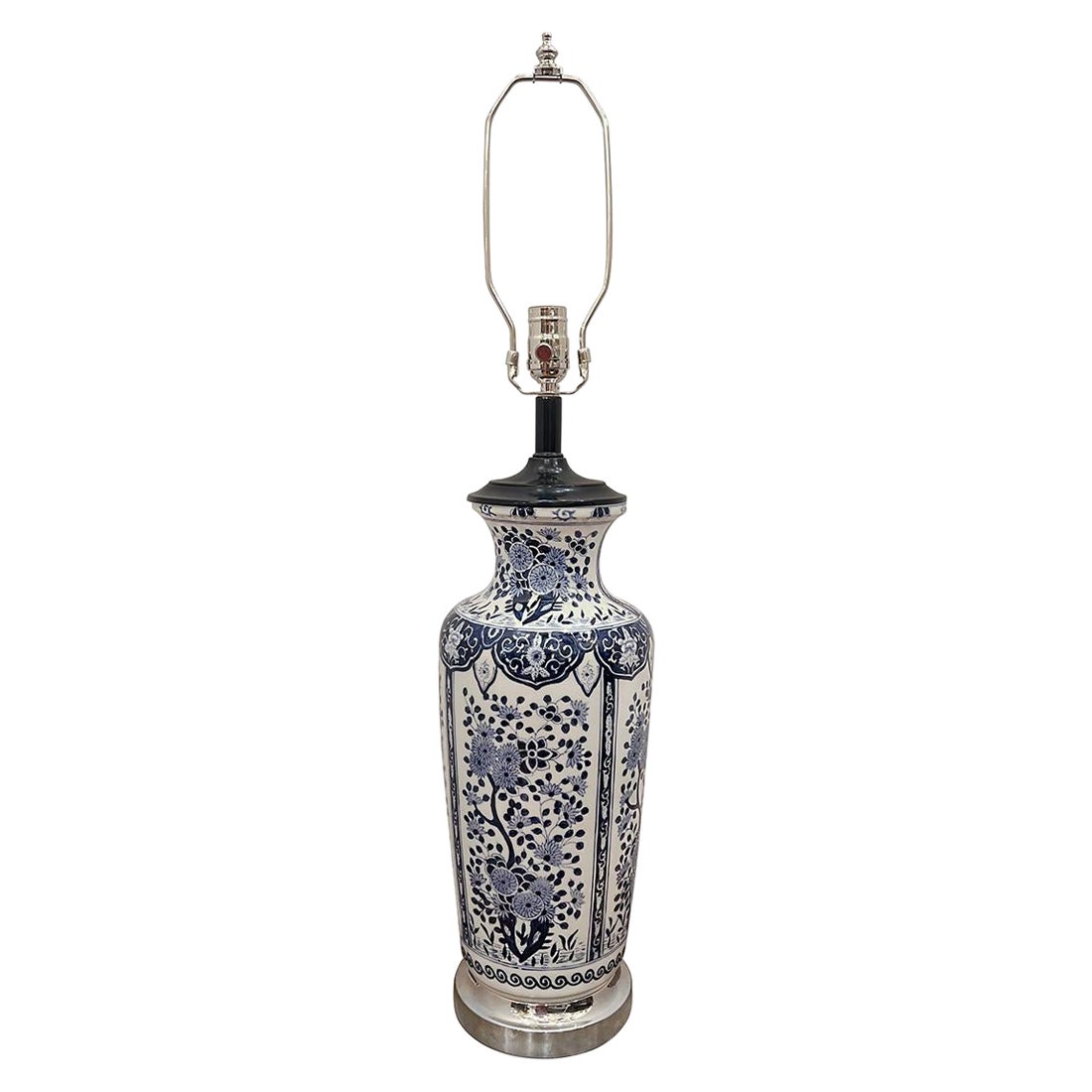 Lampe de table simple en porcelaine blanche et bleue en vente
