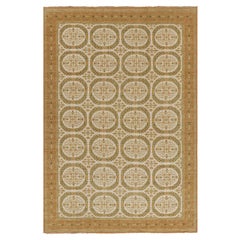 Tapis espagnol ancien vert et beige avec motif de médaillon  Rug & Kilim