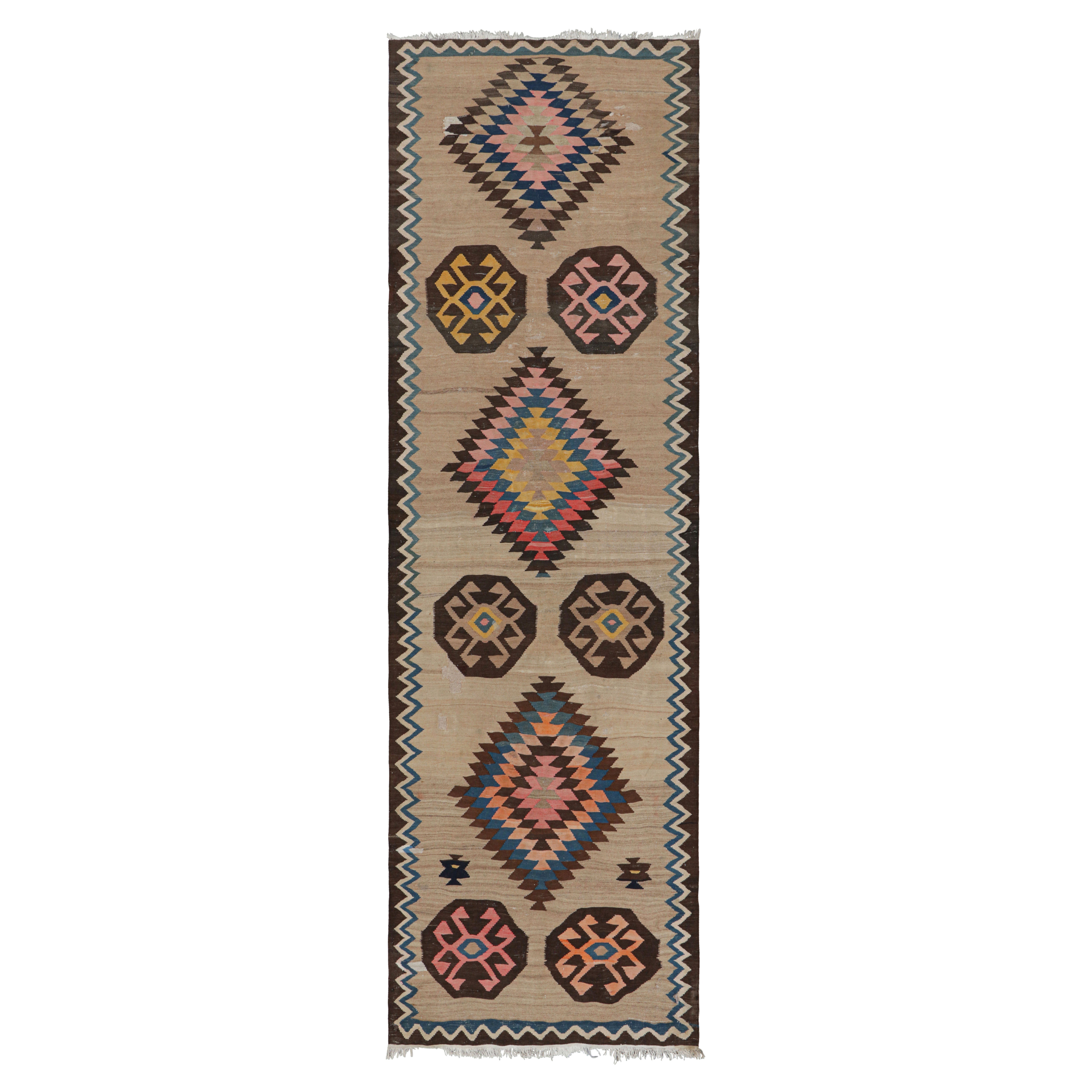 Antigua alfombra persa kilim con medallones geométricos de colores  Rug & Kilim en venta